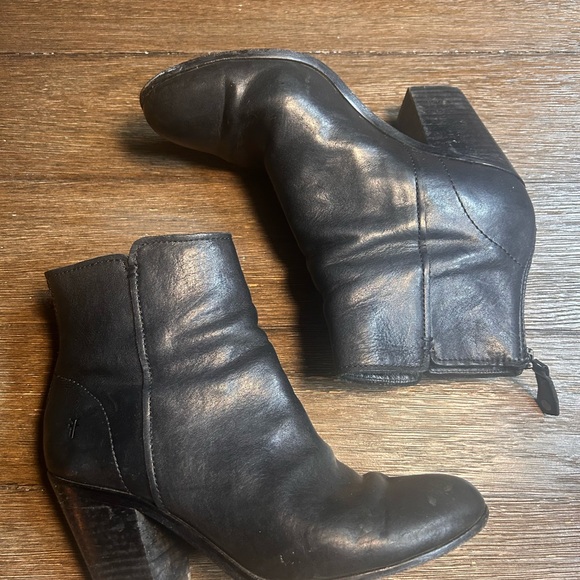Frye Cameron soft leather zip back booties size 8.5 - Picture 6 of 12